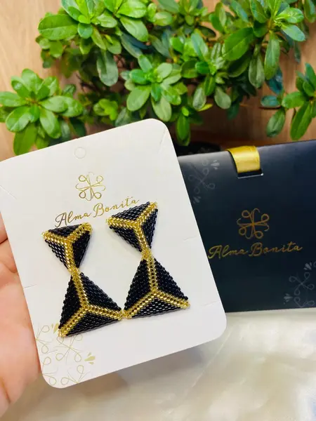 Aretes Miyuki Triángulo Negro