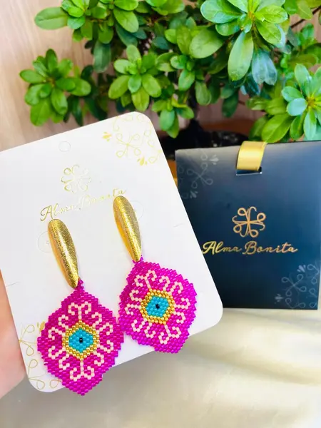 Aretes Miyuki Ojo Fucsia